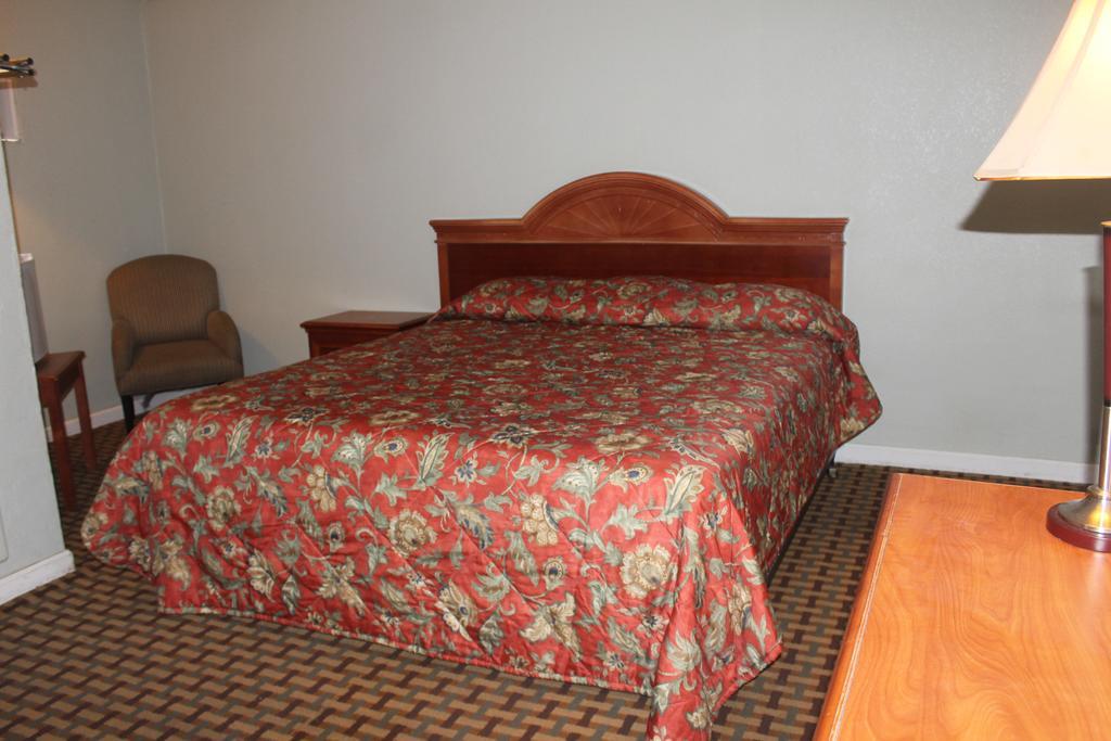 Coach N Four Motel Grass Valley Exterior photo