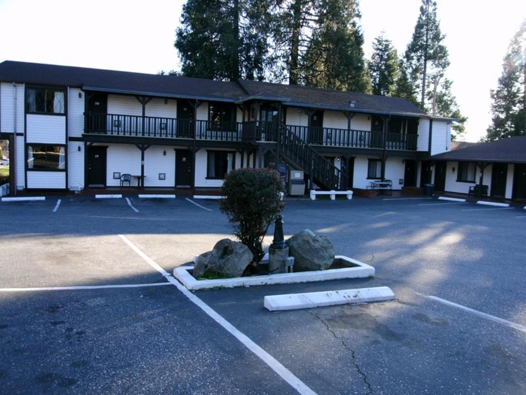 Coach N Four Motel Grass Valley Exterior photo