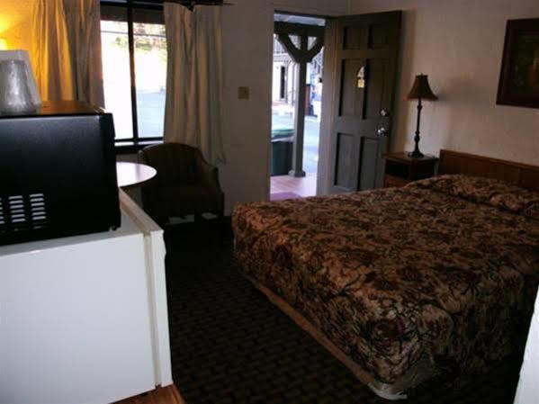 Coach N Four Motel Grass Valley Exterior photo